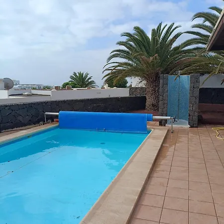 Villa Castillo, Calle De Palmeras *